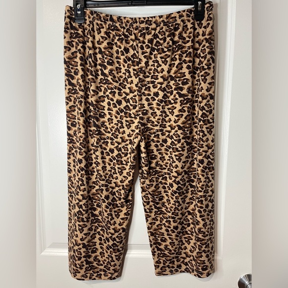 NWOT Animal Print Lounge Set. Drawstring Waist Size Large. P2P 20”. Inseam 18”. - Picture 5 of 5